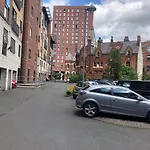 Lovely 2-Bedroom Apartment, Free Parking