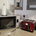 Lovely 2-Bed Apt+Wi-Fi+Parking.