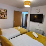 Lovely 2-Bed Apt+Wi-Fi+Parking.