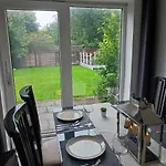 Serendipity - 4 Bedrooms - Big Garden - Near Manchester Airport, Whythenshawe Hospital And Roundthorn Business Park