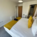 Cosy 2 Bed Apt Sleeps 4+Balcony