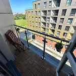 Cosy 2 Bed Apt Sleeps 4+Balcony