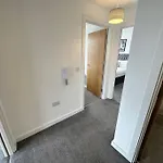 Lovely 2 Bed Mcr Apt + Balcony