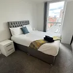 Lovely 2 Bed Mcr Apt + Balcony