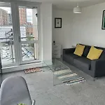 Lovely 2 Bed Mcr Apt + Balcony