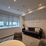 Modern 1- Bed Apartment In City Centre