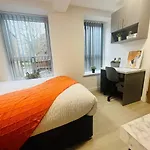 Artistic Studio Apartment In Stretford
