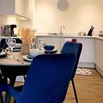 Balcony, Waterfront, En-Suite, Roof Terrace, Yogo Exercise Studio, City Views Salford Manchester Apartment