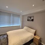 Modern 1- Bed Apartment In City Centre