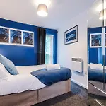 2 Bed Apartment With Balcony Private Parking Near Etihad Stadium, Coop Live