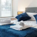 Bright 2 Bed Apartment Manchester - Sleeps 4