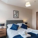 Bright 2 Bed Apartment Manchester - Sleeps 4