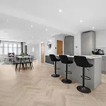 Entire Modern & Spacious 3Bdr Home In Manchester Right Next To Coop Live & Ethiad