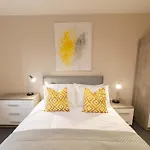 Fabulous 2 Bedroom Apartment In Machester