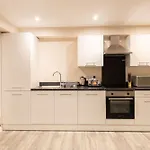 Fabulous 2 Bedroom Apartment In Machester
