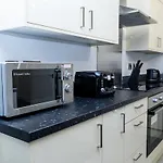 Spacious Ground Floor Apt Near Old Trafford Stadium