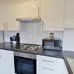 Salford-House-Sleeps6-Parking-Garden-Wifi