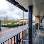 Modern 2 Bed Apartment With Balcony By Host A Home