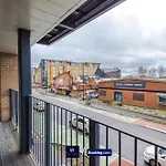 Modern 2 Bed Apartment With Balcony By Host A Home