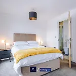 Modern 2 Bed Apartment With Balcony By Host A Home