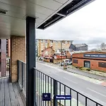 Modern 2 Bed Apartment With Balcony By Host A Home
