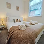 Central Manchester Modern 4 Bed House - Free Parking