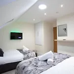 6 Bedroom House 10Min Drive From City Centre