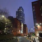 Lovely 2-Bed Apt+Wi-Fi+Parking.
