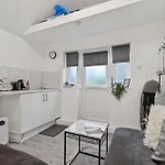Studio Cottage With Shared Garden - 3Min To Bus Stop