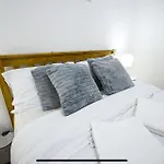 Modern Luxury 2 Bed Apartment, Sleeps 5