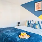 Modern 3-Bedroom Home 5 Mins To Manchester Airport, 30 Mins To Peak District, Free Parking & Fast Wifi