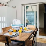 Modern 3-Bedroom Home 5 Mins To Manchester Airport, 30 Mins To Peak District, Free Parking & Fast Wifi