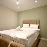 4-Bedroom Home Parking Garden & Porch