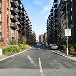 New Stylish City Apartment Free Parking Sleeps 5 Or 6
