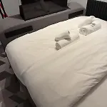 Beautiful 5 Bedroom Home Sleeps 12 People In Manchester
