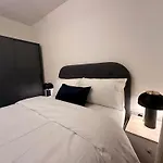 Centrally Located Modern 2 Bedroom Apartment, Minutes Walk To Ao Arena