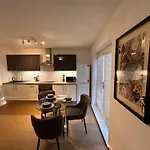 Centrally Located Modern 2 Bedroom Apartment, Minutes Walk To Ao Arena