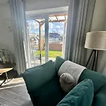 Stylish 4Br Townhouse On Stretford Marina - Waterside Stay In M32