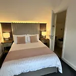 Stylish 4Br Townhouse On Stretford Marina - Waterside Stay In M32