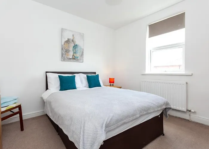 5 Bed House 15 Min From Manchester! With Free Parking!