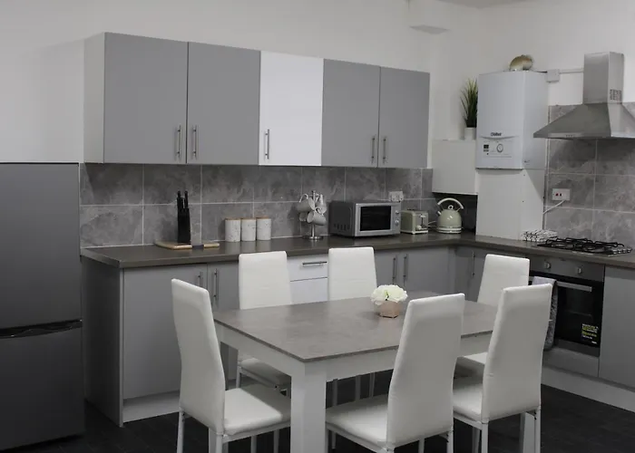 Lovely, Spacious 3 Bed House Close To City Centre