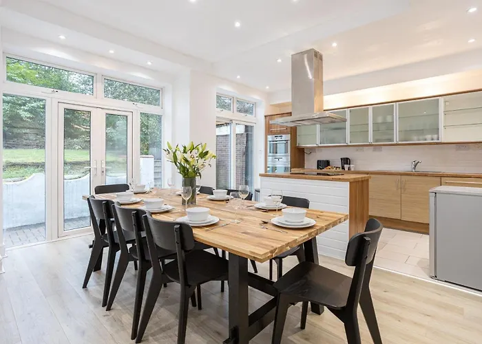 Pillo Rooms - Spacious 4 Bedroom Detached House Close To Heaton Park