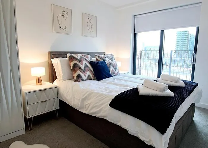Balcony, Waterfront, En-Suite, Roof Terrace, Yogo Exercise Studio, City Views Salford Manchester Apartment