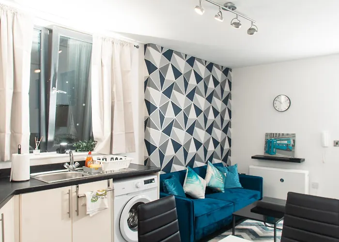 Bright And Stylish - 2 Bedroom Apartment - Free Parking, Transit Links, Close To Stadiums