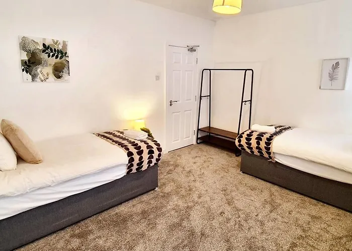 Bright & Comfy 4-Bedroom House 10 Mins To City By Rest&Recharge