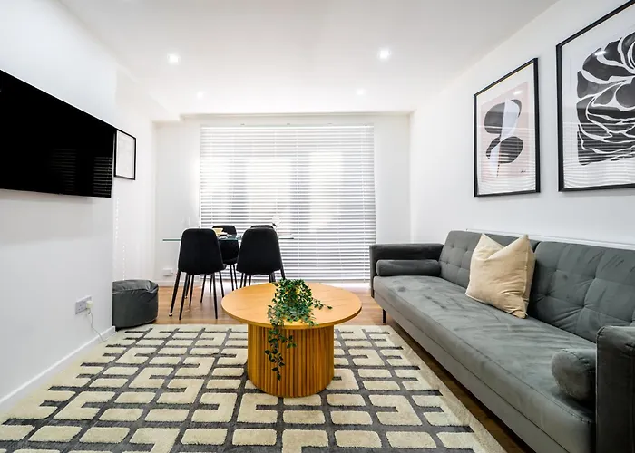 Modern 3 Bed Home, Near Etihad Stadium