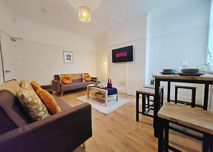 Central Manchester Modern 4 Bed House - Free Parking