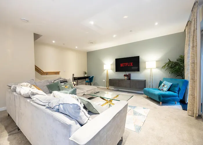 Luxury 3-Bed Townhouse Sleeps 6 Free Parking