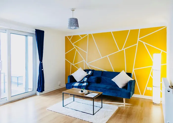 Comfy 3 Bed House By Manchester Airport, Perfect For Groups & Families