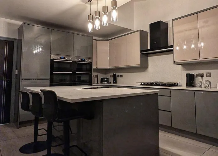 Beautiful 5 Bedroom Home Sleeps 12 People In Manchester